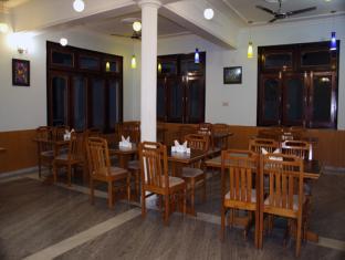 Hotel Maya Regency Bhīm Tāl Kültér fotó